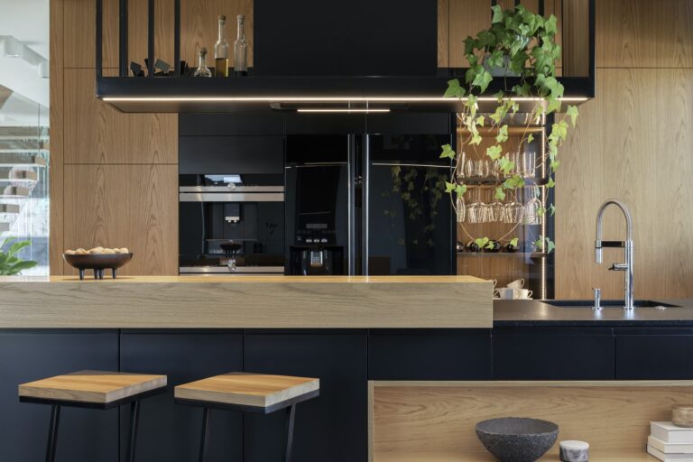 Home organising - Sur mesure - Cuisine bois et noire minimaliste et industrielle - Architecture d'intérieur, décoration et home organising